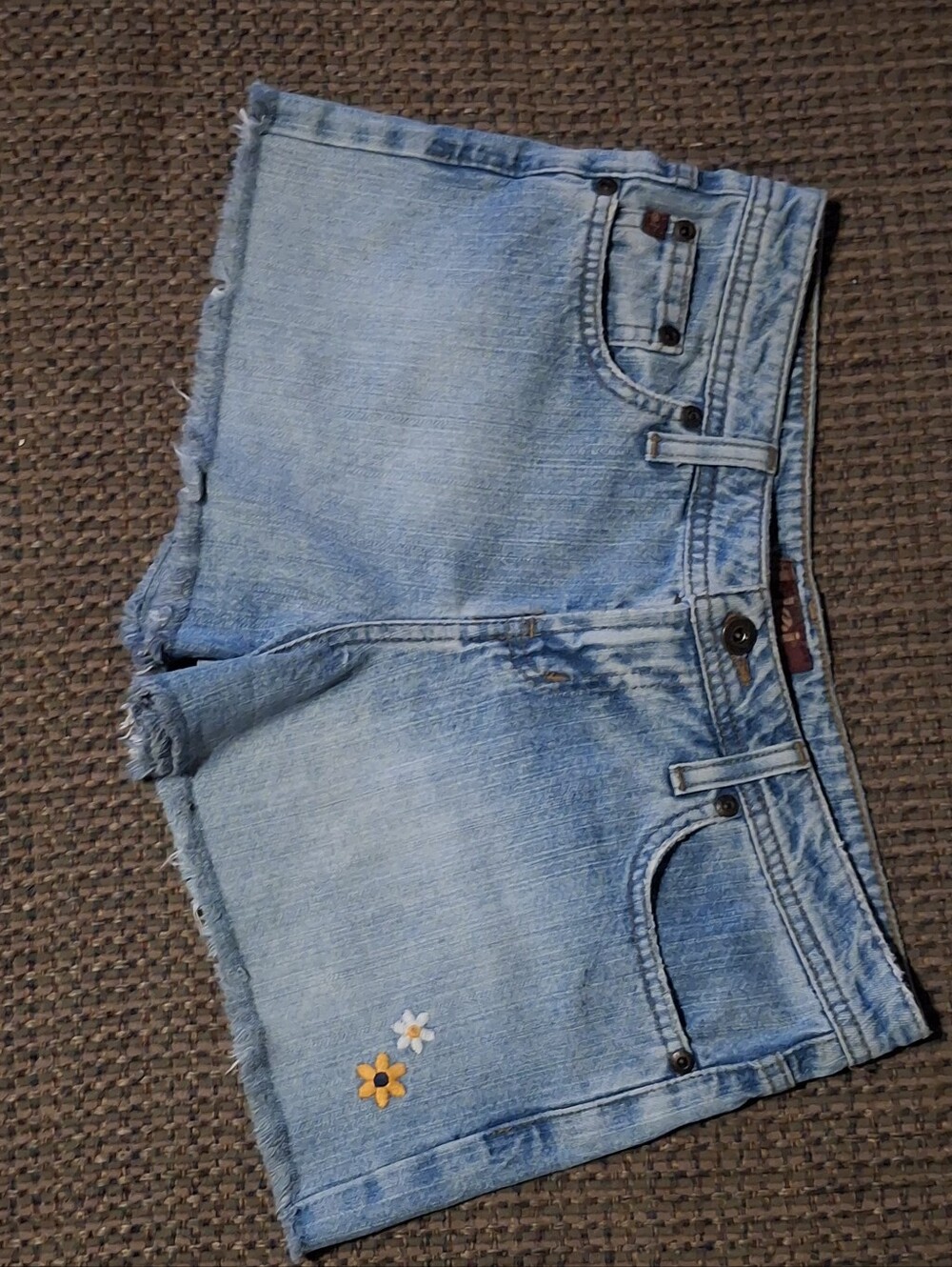 Vintage Y2K l.e.i. Embroidered Daisy Denim Shorts